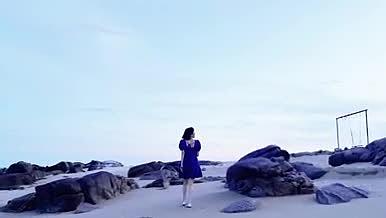 4K实拍高清海岛风光美女站在海边视频的预览图